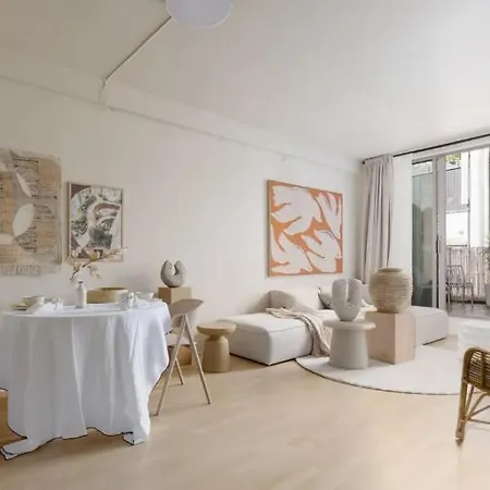 Luxurious And Super With Balcony 아파트