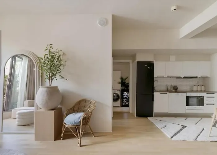 아파트 Luxurious And Super With Balcony